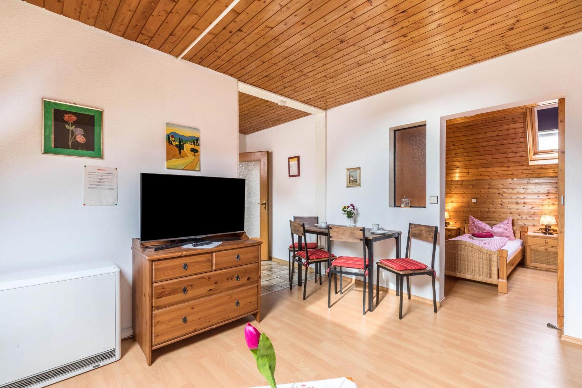 Apartmenthaus Ferienwohnungen Sila Вайнштадт Экстерьер фото